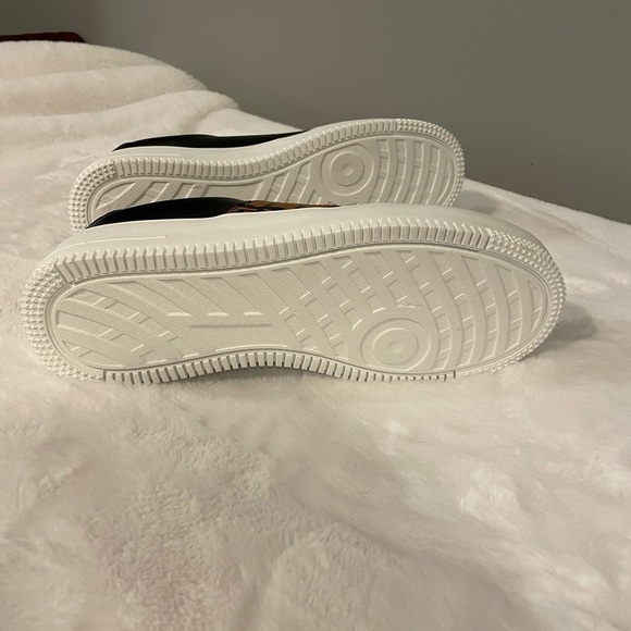 NWT Juicy Couture size 9.5 in women’s black and white tennis shoe - Picture 7 of 7